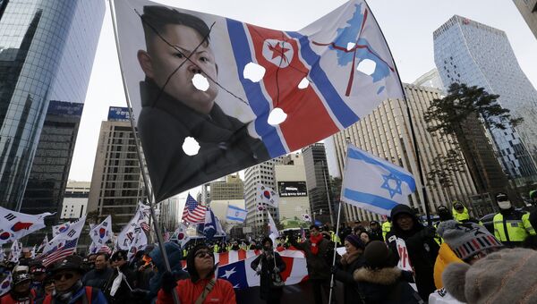 Участники протеста в Сеуле против приезда делегации КНДР на Олимпиаду. 10 февраля 2018