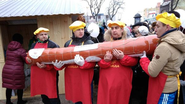 Участники праздника длинной колбасы в Калининграде. 10 февраля 2018