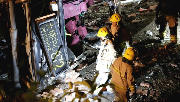 Спасатели на месте ДТП с участием двухэтажного автобуса в Гонконге, Китай. 10 февраля 2018