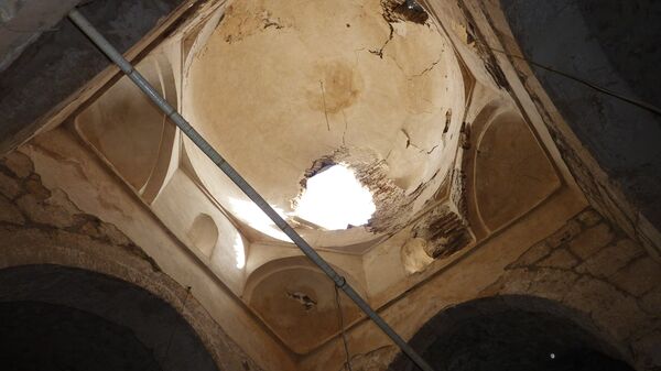 Купол пострадавшей от боевых действий церкви в сирийском городе Маалюля в 55 км от Дамаска