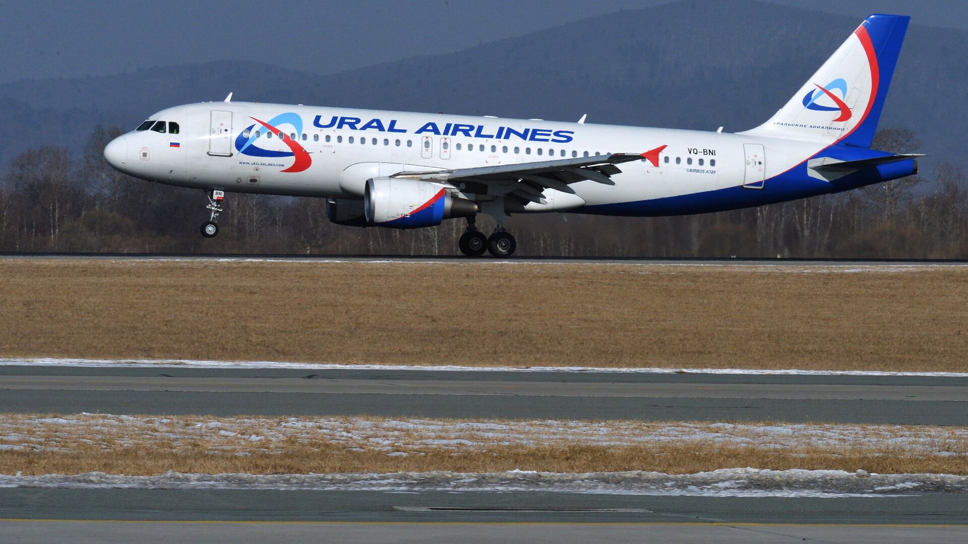 Самолет Airbus A320 авиакомпании Уральские авиалинии в аэропорту Владивостока  - РИА Новости, 1920, 25.10.2022