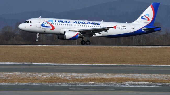 Самолет Airbus A320 авиакомпании Уральские авиалинии. архивное фото