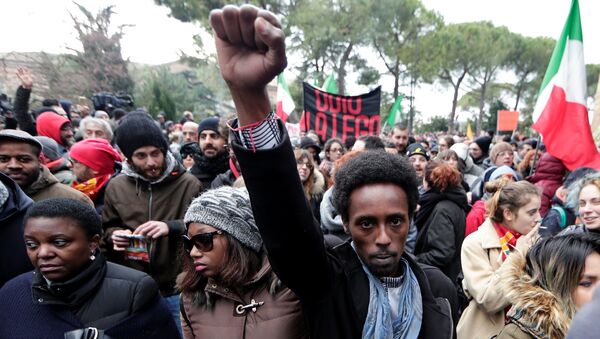 Демонстранты, участвующие в манифестации против расизма и фашизма в городе Мачерата, Италия. 10 февраля 2018