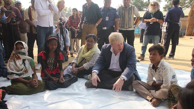 Глава МИД Великобритании Борис Джонсон встретился с беженцами рохинджа в Бангладеш. 10 февраля 2018