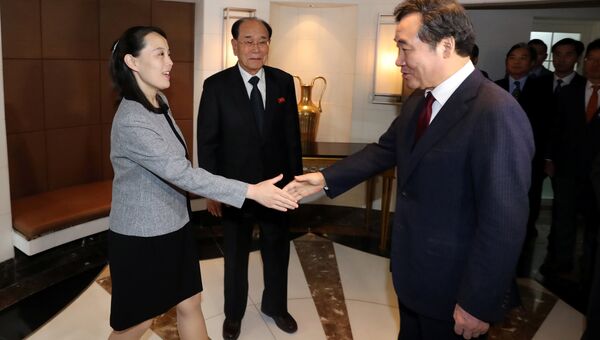 Сестра лидера КНДР Ким Ё Чжон и премьер-министр Южной Кореи  Ли Нак Ён во время встречи в Сеуле. 11 февраля 2018