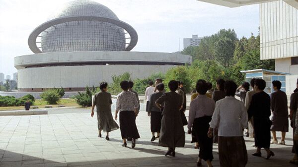 У павильона атомной промышленности на выставке достижений народного хозяйства в Пхеньяне