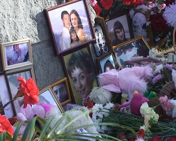 Люди продолжают нести цветы к месту падения Боинга -737