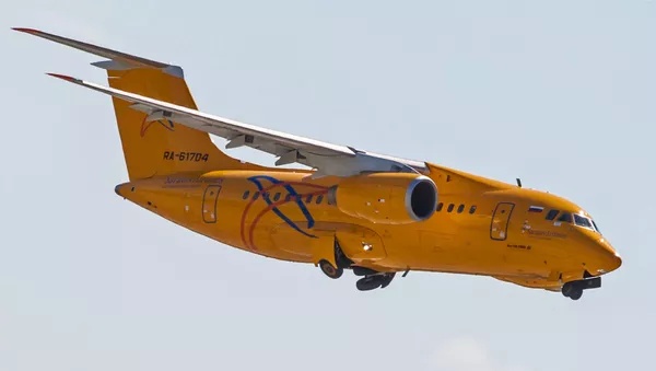 Самолет Ан-148 Самарских авиалиний во время взлета в аэропорту Домодедово