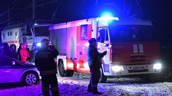 Автомобиль противопожарной службы в Раменском районе Московской области, где самолет Ан-148 Саратовских авиалиний рейса 703 Москва-Орск потерпел крушение 11 февраля 2018 года