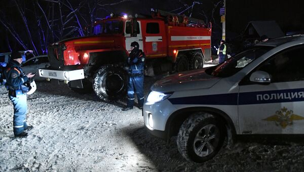 Автомобиль полиции и противопожарной службы в Раменском районе Московской области, где самолет Ан-148 Саратовских авиалиний рейса 703 Москва-Орск потерпел крушение 11 февраля 2018 года