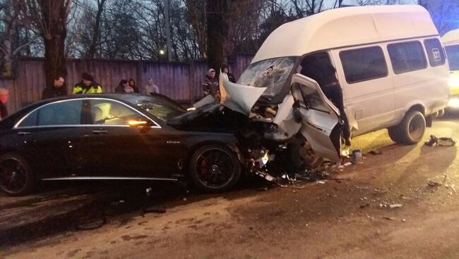 На месте ДТП с участием машины Mercedes и маршрутной пассажирской Газели в Ставрополе. 11 февраля 2018