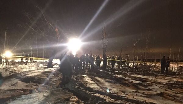 Свыше 100 следователей и криминалистов СК России всю ночь продолжали осмотр места крушения самолета Ан-148 в Подмосковье. 12 февраля 2018