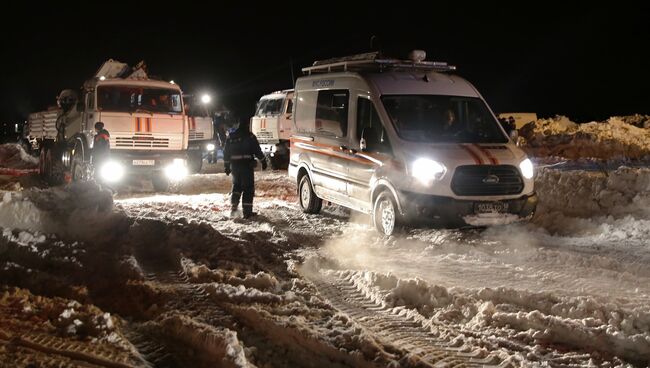 Автомобили МЧС России в Раменском районе Московской области, где самолет Ан-148 Саратовских авиалиний рейса 703 Москва-Орск потерпел крушение 11 февраля 2018 года