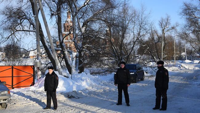 Сотрудники правоохранительных органов в Раменском районе Московской области, где самолет Ан-148 Саратовских авиалиний рейса 703 Москва-Орск потерпел крушение. 12 февраля 2018