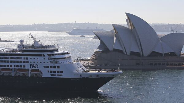 Круизный корабль компании P&O Cruises Australia проплывает мимо Сиднейского оперного театра