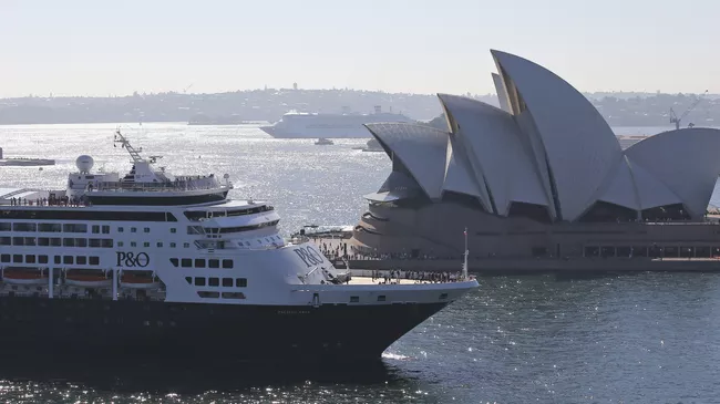 Круизный корабль компании P&O Cruises Australia проплывает мимо Сиднейского оперного театра. Архивное фото