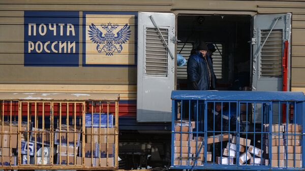 Разгрузка почтового вагона на станции Новосибирск-Главный Западно-Сибирской железной дороги