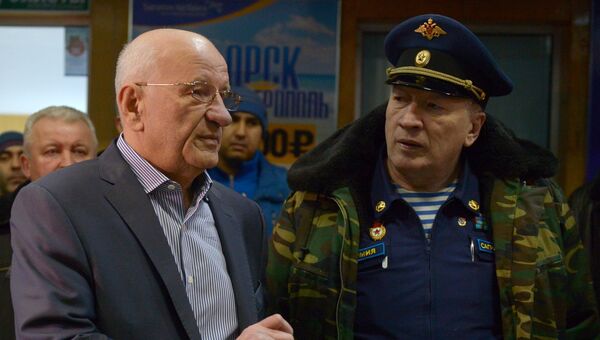 Губернатор Оренбургской области Юрий Берг (слева) в аэропорту Орска. 11 февраля 2018