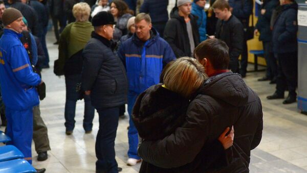 Родные и близкие пассажиров, погибших в результате крушения самолета Ан-148 Саратовских авиалиний,  в аэропорту Орска. 11 февраля 2018