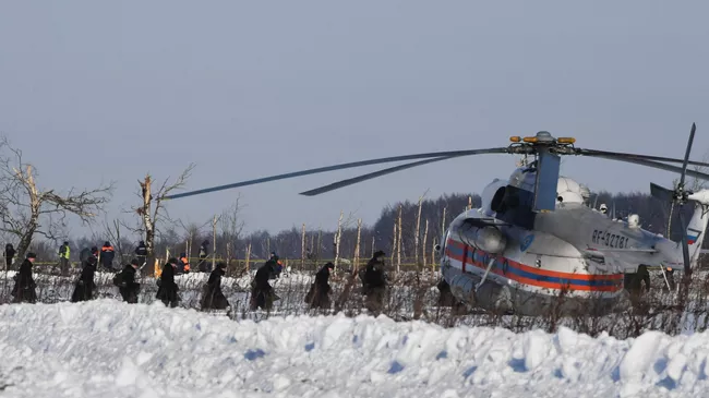 Сотрудники МЧС России и военнослужащие на месте крушения самолета Ан-148 Саратовских авиалиний рейса 703 Москва-Орск. 12 февраля 2018