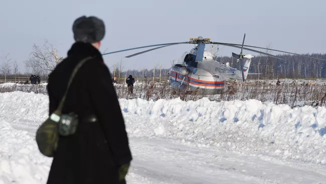 Сотрудники МЧС России, полиции и военнослужащие на месте крушения самолета Ан-148 Саратовских авиалиний рейса 703 Москва-Орск. 12 февраля 2018