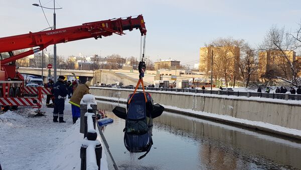 Работа оперативных служб на месте падения машины в реку в центре Москвы. 12 февраля 2018