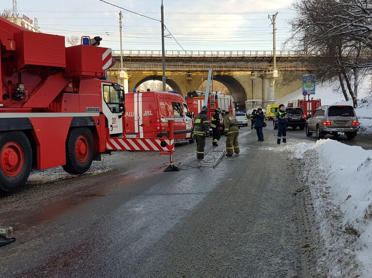 Работа оперативных служб на месте падения машины в реку в центре Москвы. 12 февраля 2018