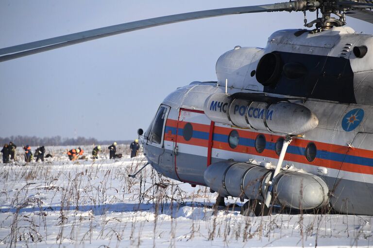 Вертолет МЧС России в Раменском районе Московской области, где самолет Ан-148 Саратовских авиалиний рейса 703 Москва-Орск потерпел крушение 11 февраля 2018 года