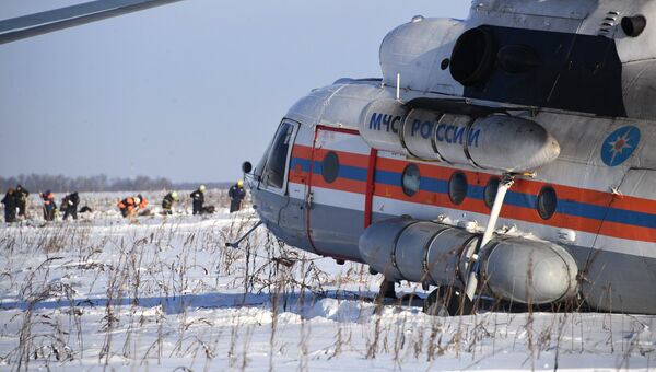 Вертолет МЧС России в Раменском районе Московской области, где самолет Ан-148 Саратовских авиалиний рейса 703 Москва-Орск потерпел крушение 11 февраля 2018 года