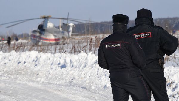 Сотрудники полиции на месте крушения Ан-148 в Раменском районе
