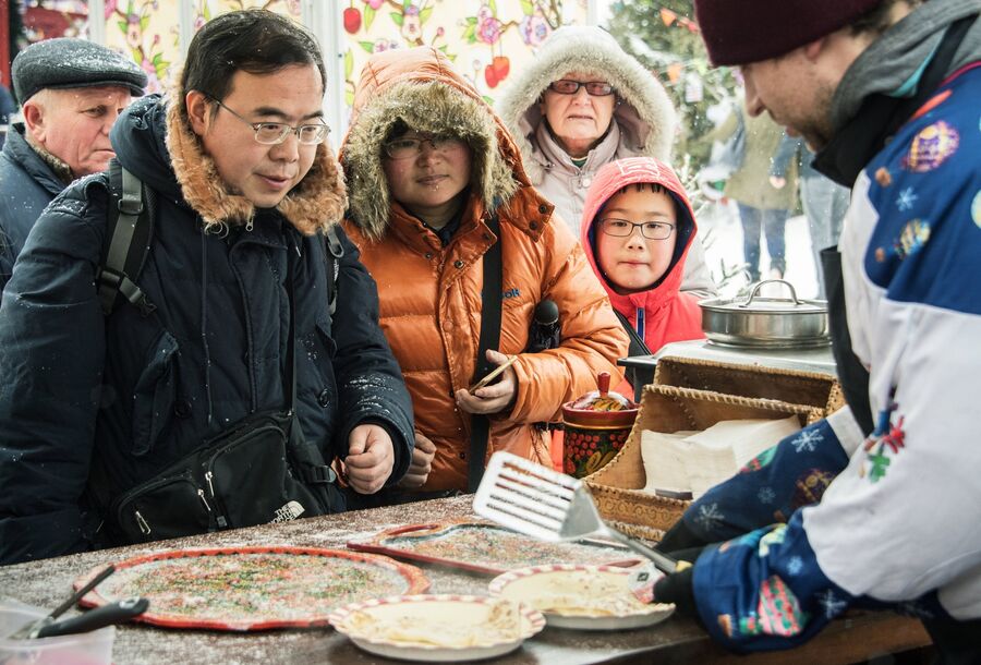 Туристы из Китая готовятся в первый раз попробовать русские блины