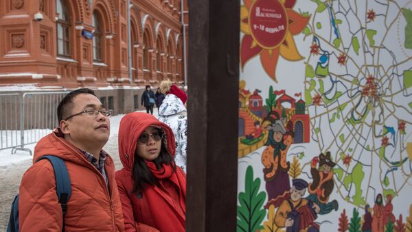 Туристы из Китая изучают программу празднования Масленицы