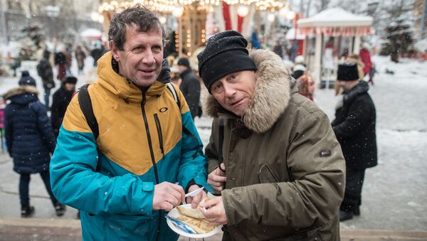 Туристы из Франции едят русские блины