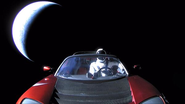 Кабриолет Tesla Roadster, выведенный на орбиту ракетой-носителем Falcon Heavy. Архивное фото
