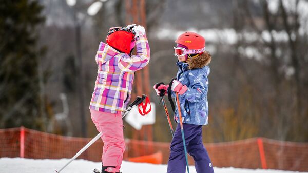Дети катаются на горных лыжах