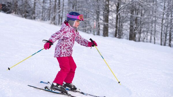 Ребенок катается на горных лыжах