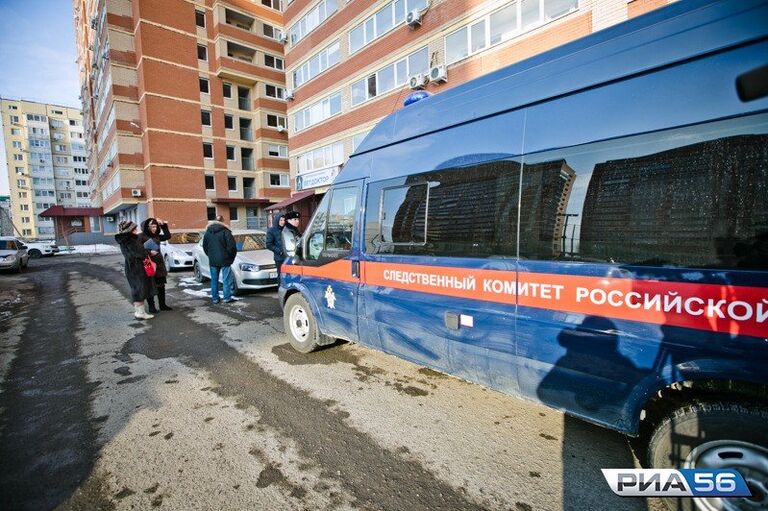 Автомобиль Следственного комитета РФ на месте пожара на улице Салмышинской в Оренбурге