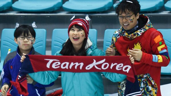 Болельщики во время матча между командами Швейцарии и объединенной командой Кореи на XXIII зимних Олимпийских играх