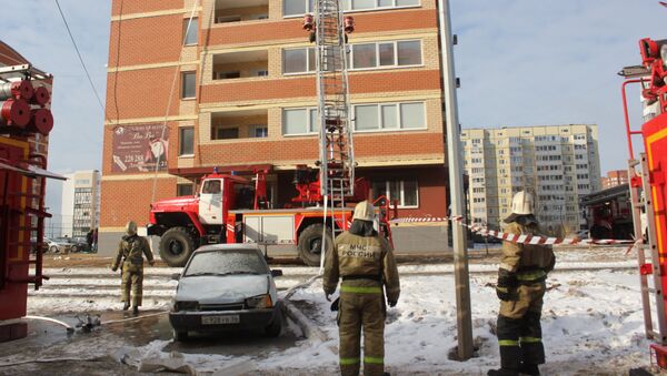 Сотрудники МЧС на месте пожара на улице Салмышинской в Оренбурге