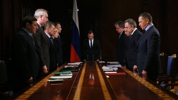 Председатель правительства РФ Дмитрий Медведев и вице-премьеры РФ во время минуты молчания в память о погибших при крушении самолета Ан-148 Саратовских авиалиний. 12 февраля 2018