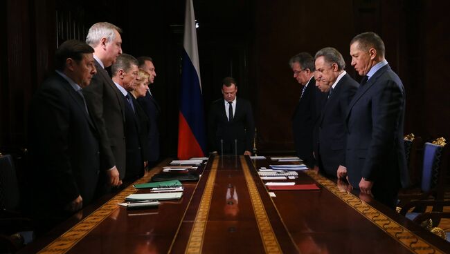 Председатель правительства РФ Дмитрий Медведев и вице-премьеры РФ во время минуты молчания в память о погибших при крушении самолета Ан-148 Саратовских авиалиний. 12 февраля 2018