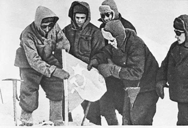 Установка советского флага на восточной вершине Эльбруса. Закавказский фронт, 17 февраля 1943 года Установка советского флага на восточной вершине Эльбруса. Закавказский фронт, 17 февраля 1943 года