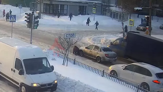 Ярославцев просят помочь найти водителя, переехавшего упавшую женщину