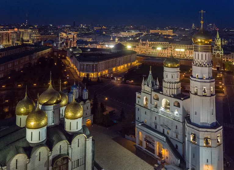 Успенский собор, Сенат и колокольня Ивана Великого (слева направо) на территории Московского Кремля Успенский собор, Сенат и колокольня Ивана Великого (слева направо) на территории Московского Кремля