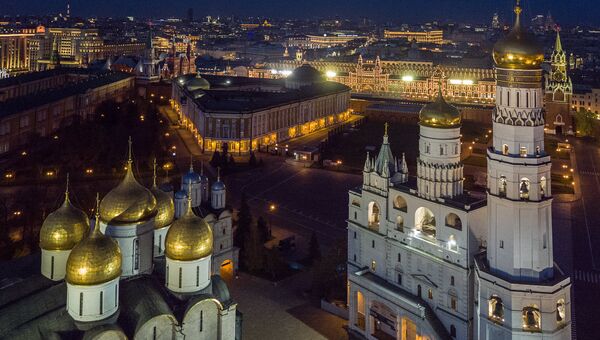 Успенский собор, Сенат и колокольня Ивана Великого (слева направо) на территории Московского Кремля
