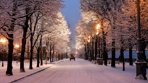 Снегоуборочная техника на аллее Парка Горького. Архивное фото