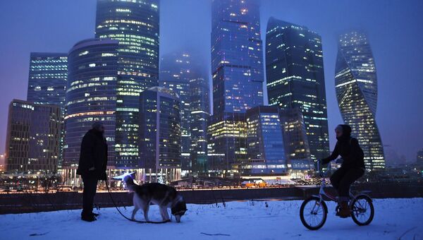 Прохожие гуляют на набережной Тараса Шевченко в Москве. Архивное фото