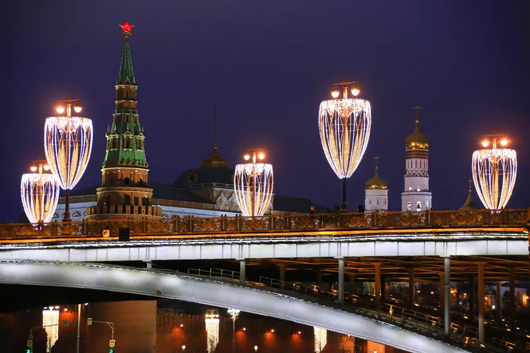 Новогодняя иллюминация на Большом Каменном мосту в Москве Новогодняя иллюминация на Большом Каменном мосту в Москве