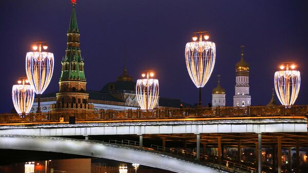 Новогодняя иллюминация на Большом Каменном мосту в Москве