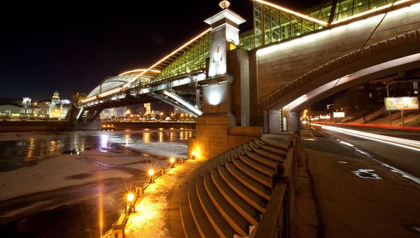 Пешеходный мост у Киевского вокзала